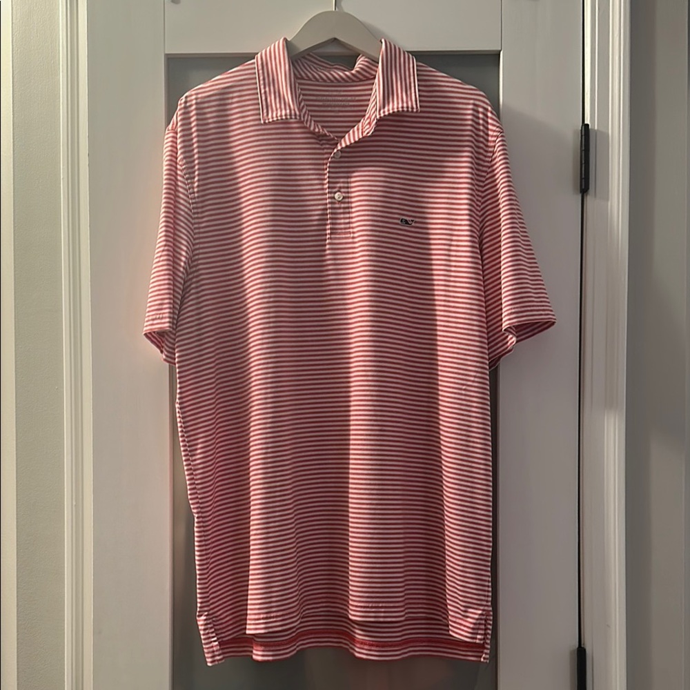 Men’s Vineyard Vines Polo Shirt with Subtle Stripes and Classic Collar